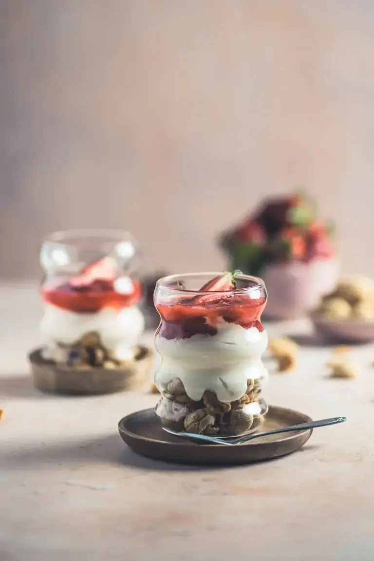 Erdbeer-Rhabarber-Joghurt-Dessert Erdbeer-Rhabarber-Joghurt-Dessert