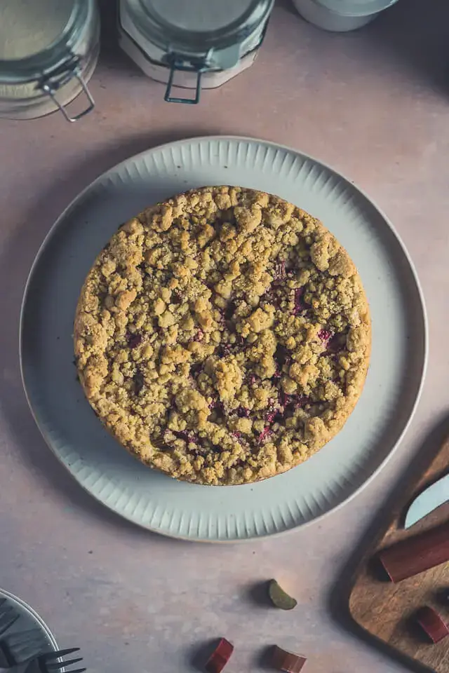 Dinkel-Rhabarber-Streuselkuchen mit Vanillepudding dinkel rhabarber streuselkuchen mit vanillepudding linalsbackhimmel 1