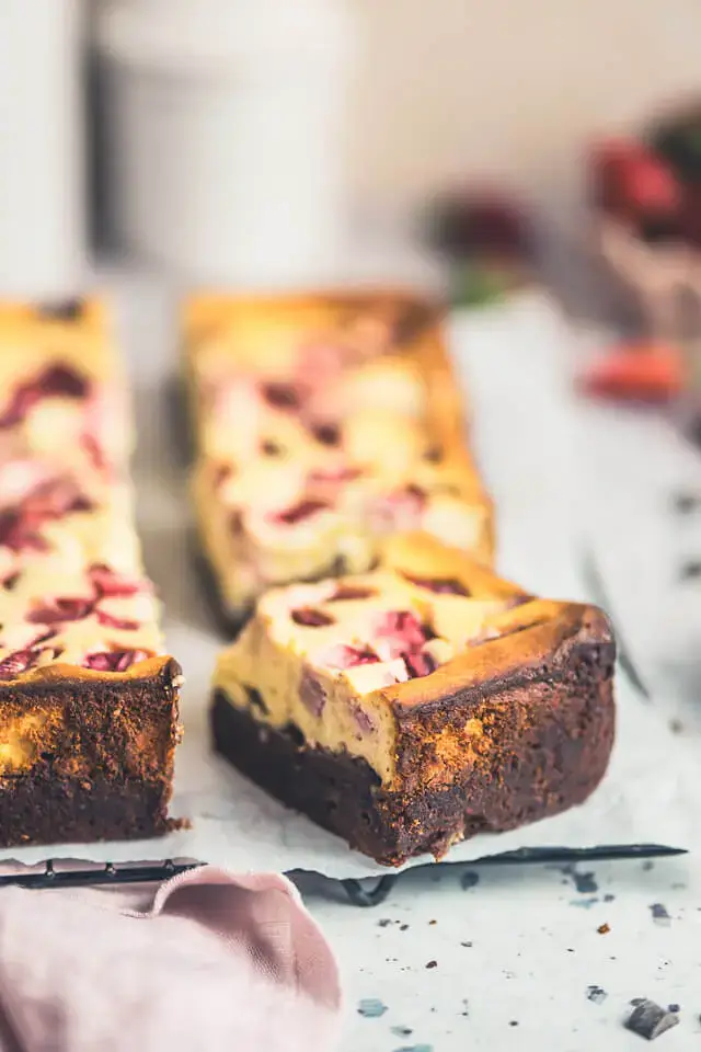 Brownie Cheesecake mit Erdbeeren brownie cheesecake mit erdbeeren linalsbackhimmel 14