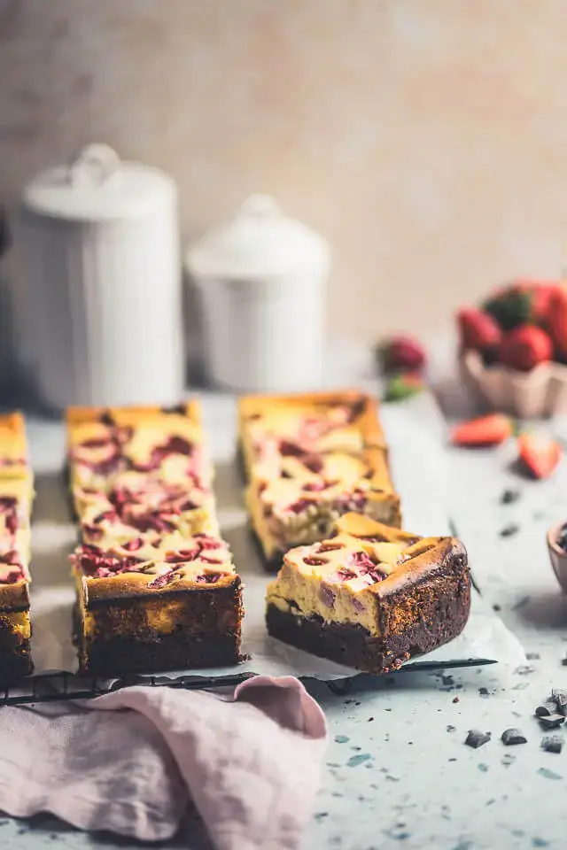 Brownie Cheesecake mit Erdbeeren brownie cheesecake mit erdbeeren linalsbackhimmel 3