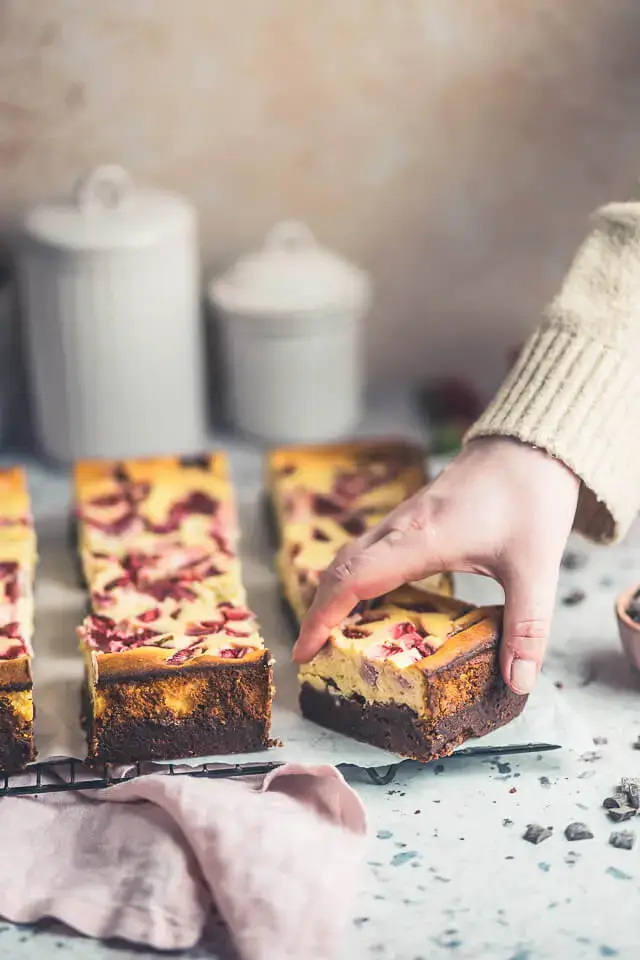 Brownie Cheesecake mit Erdbeeren brownie cheesecake mit erdbeeren linalsbackhimmel 6