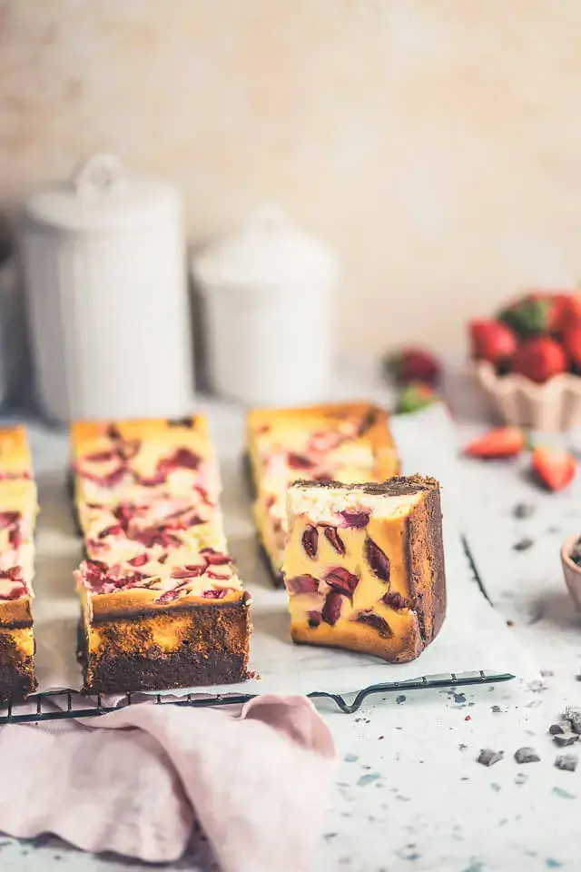 Brownie Cheesecake mit Erdbeeren brownie cheesecake mit erdbeeren linalsbackhimmel 8