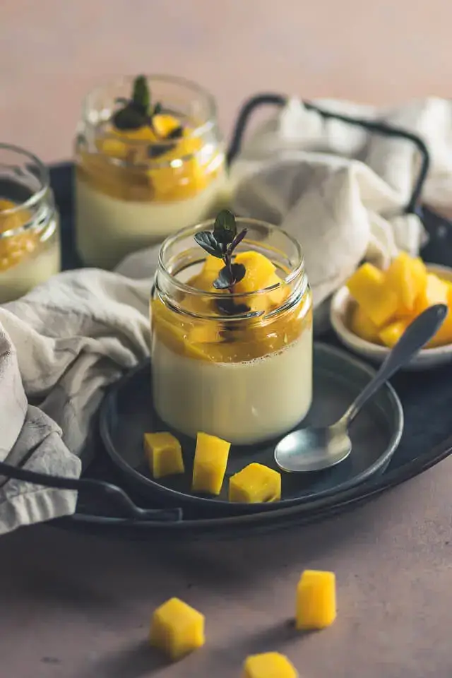 Panna Cotta mit Mango – leichtes Sommerdessert im Glas panna cotta mit mango linalsbackhimmel 1