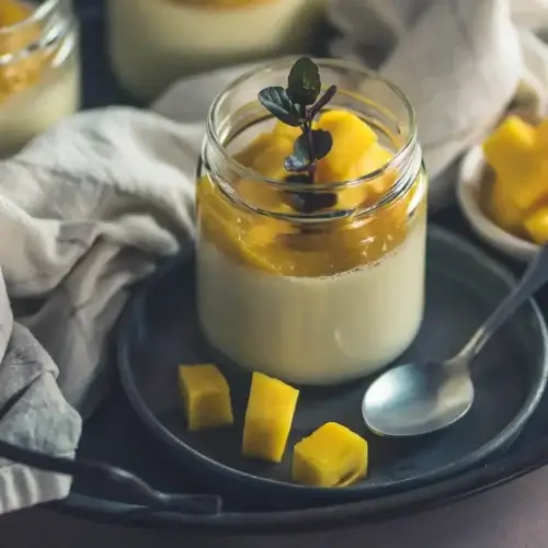 Panna Cotta mit Mango – leichtes Sommerdessert im Glas Panna Cotta mit Mango – leichtes Sommerdessert im Glas