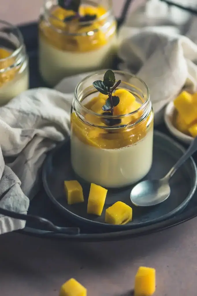 Panna Cotta mit Mango – leichtes Sommerdessert im Glas Panna Cotta mit Mango – leichtes Sommerdessert im Glas