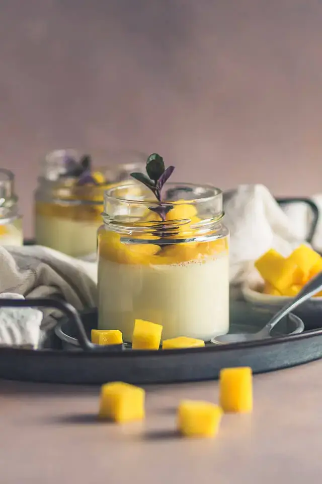 Panna Cotta mit Mango – leichtes Sommerdessert im Glas panna cotta mit mango linalsbackhimmel 9