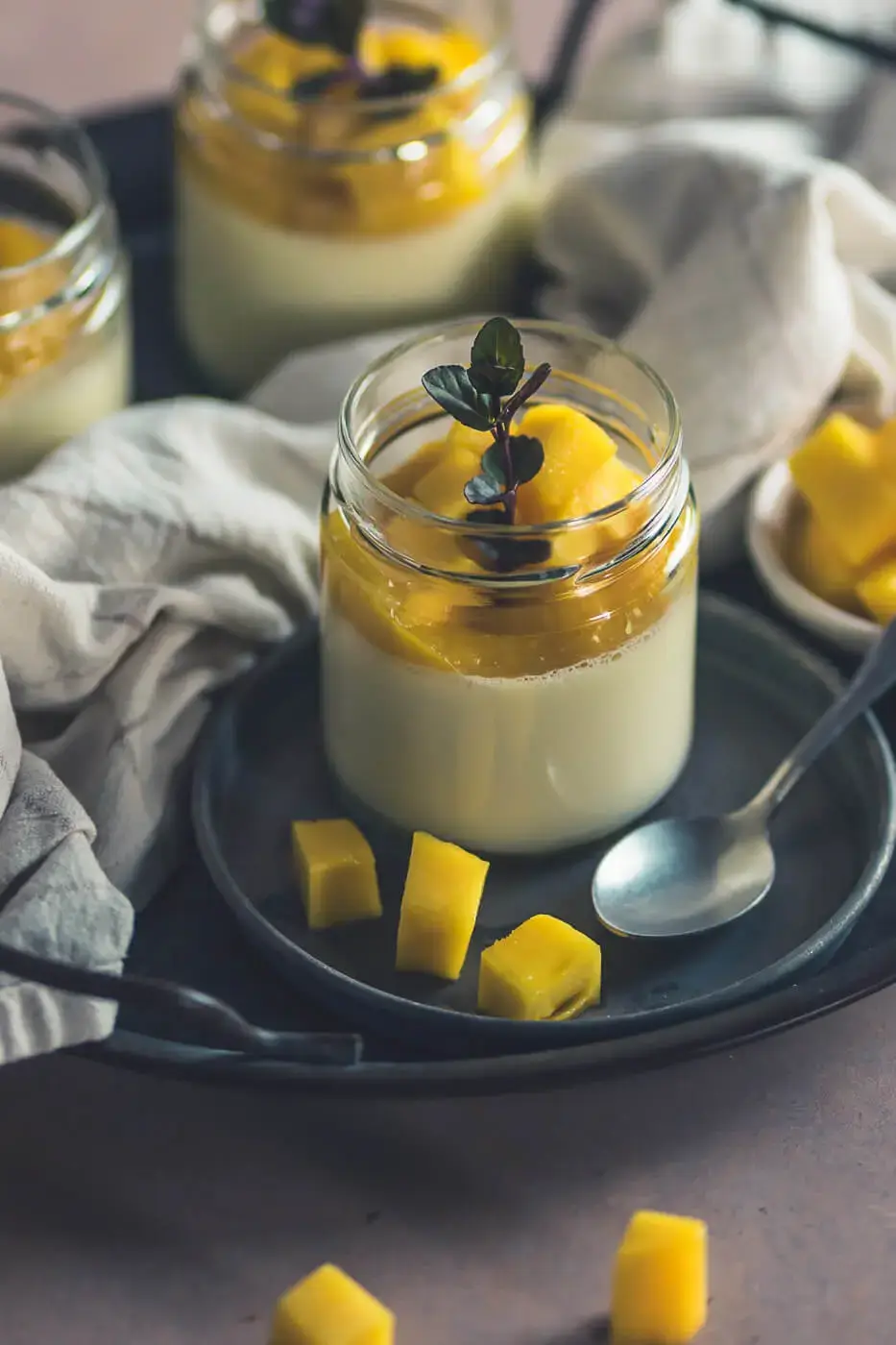 Panna Cotta mit Mango – leichtes Sommerdessert im Glas Panna Cotta mit Mango – leichtes Sommerdessert im Glas