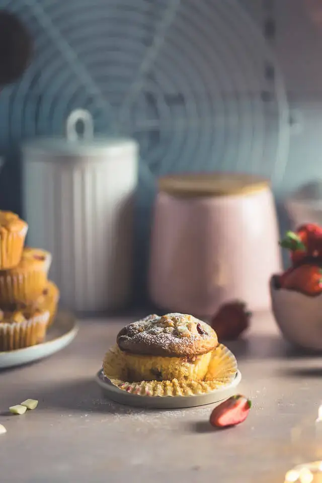 Erdbeer-Muffins mit weißer Schokolade erdbeer muffins mit weisser schokolade linalsbackhimmel 15