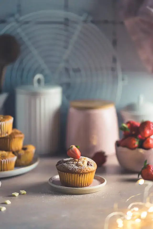 Erdbeer-Muffins mit weißer Schokolade erdbeer muffins mit weisser schokolade linalsbackhimmel 5