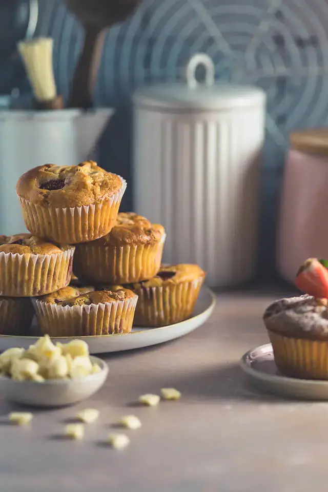 Erdbeer-Muffins mit weißer Schokolade erdbeer muffins mit weisser schokolade linalsbackhimmel 7