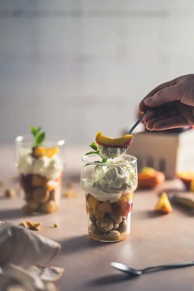 Sommerliches Dessert im Glas mit Lillet-Nektarinen, Mascarpone und Amarettini lillet nektarinen dessert linalsbackhimmel 1