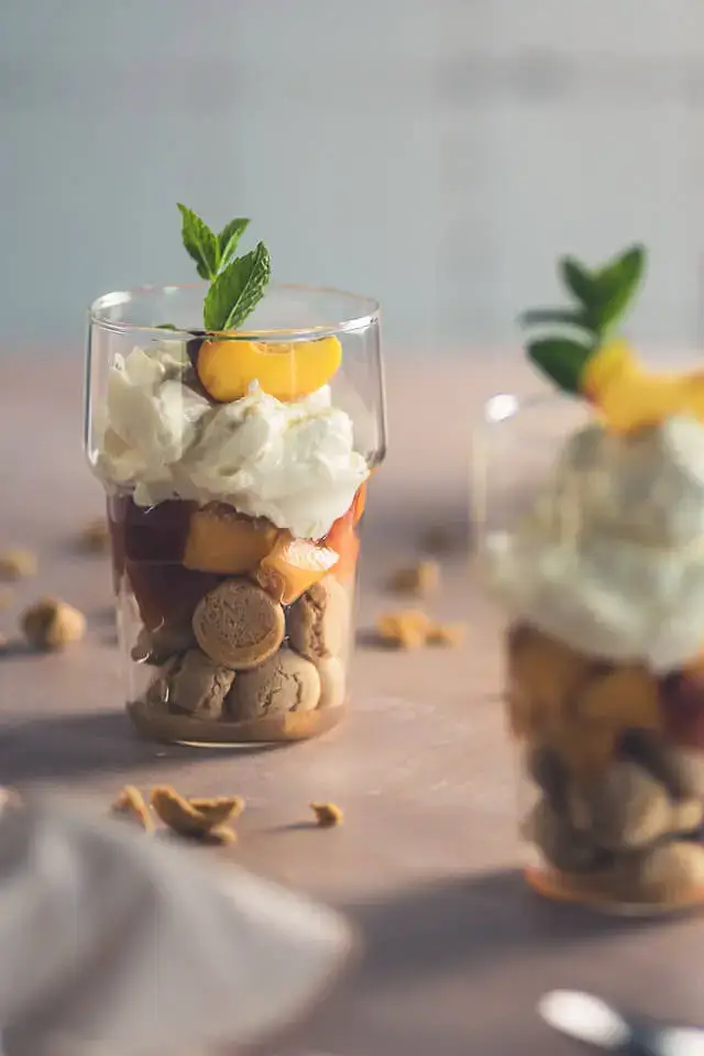 Sommerliches Dessert im Glas mit Lillet-Nektarinen, Mascarpone und Amarettini lillet nektarinen dessert linalsbackhimmel 14