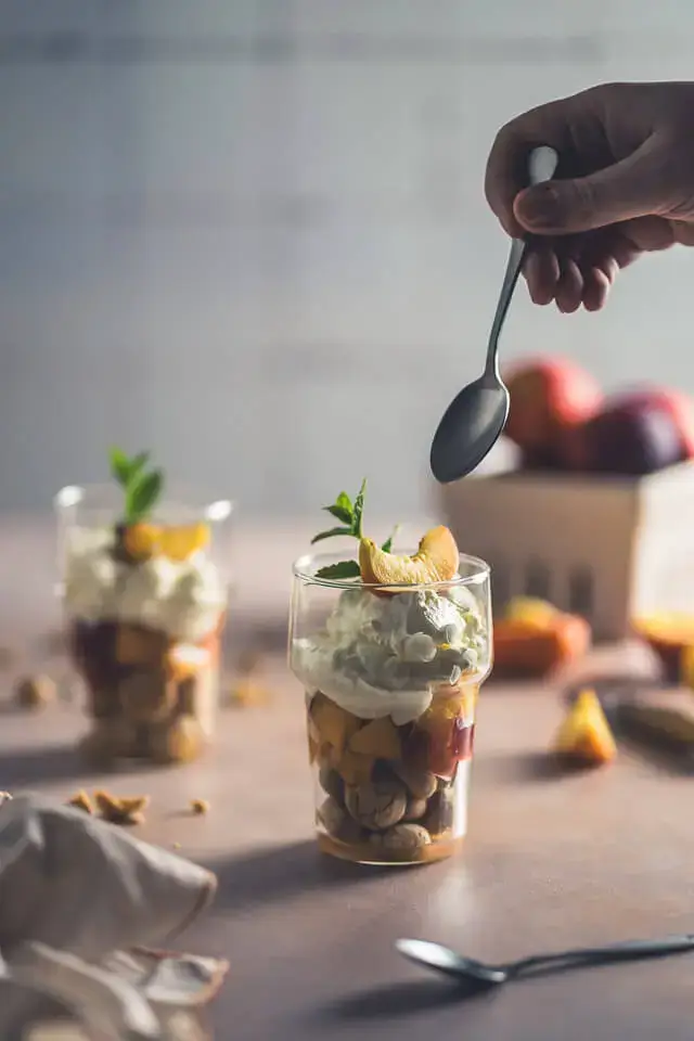 Sommerliches Dessert im Glas mit Lillet-Nektarinen, Mascarpone und Amarettini lillet nektarinen dessert linalsbackhimmel 17