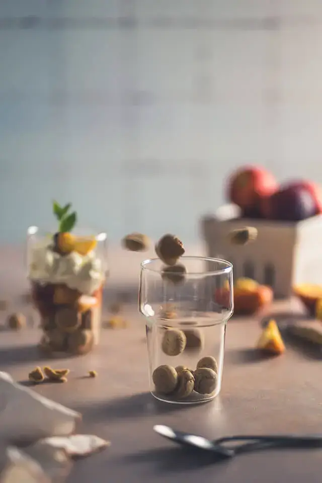 Sommerliches Dessert im Glas mit Lillet-Nektarinen, Mascarpone und Amarettini lillet nektarinen dessert linalsbackhimmel 3