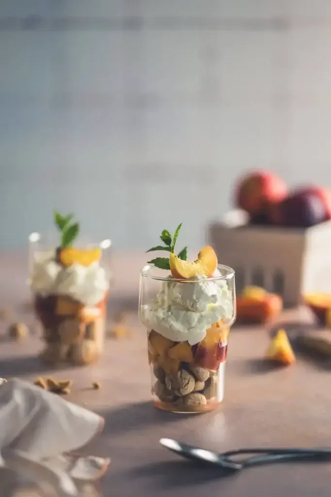 Sommerliches Dessert im Glas mit Lillet-Nektarinen, Mascarpone und Amarettini Sommerliches Dessert im Glas mit Lillet-Nektarinen, Mascarpone und Amarettini