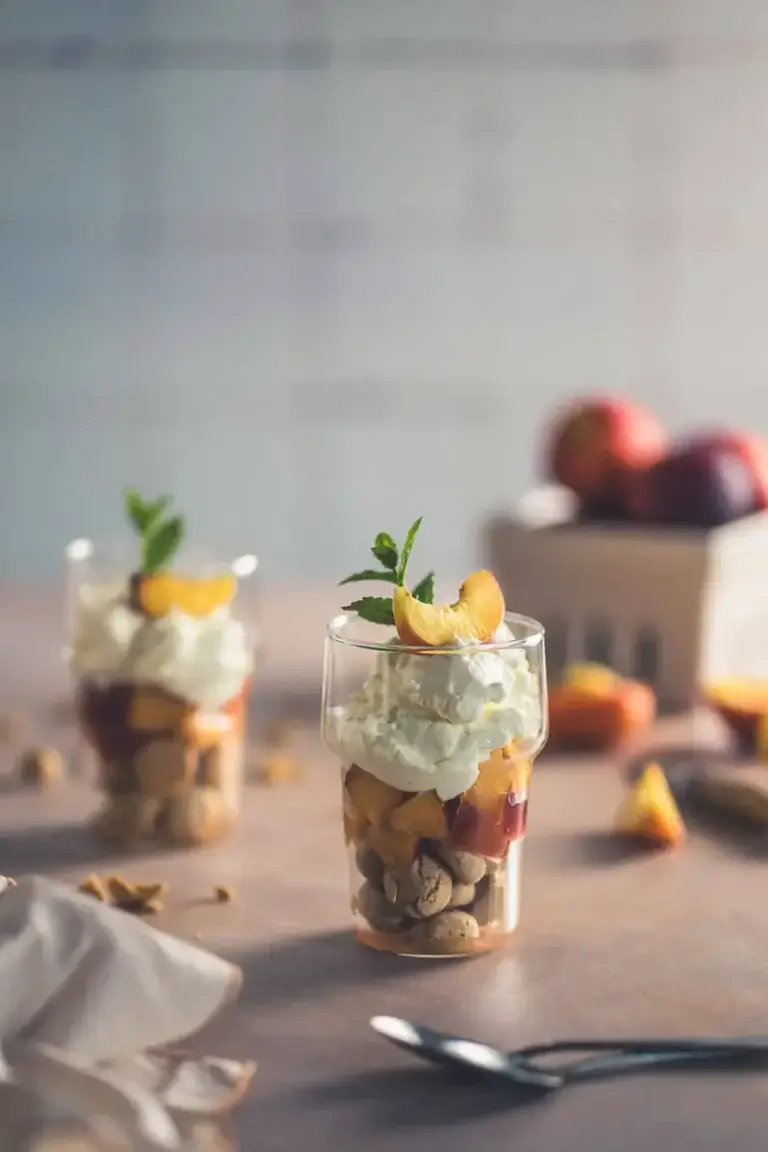 Sommerliches Dessert im Glas mit Lillet-Nektarinen, Mascarpone und Amarettini Sommerliches Dessert im Glas mit Lillet-Nektarinen, Mascarpone und Amarettini