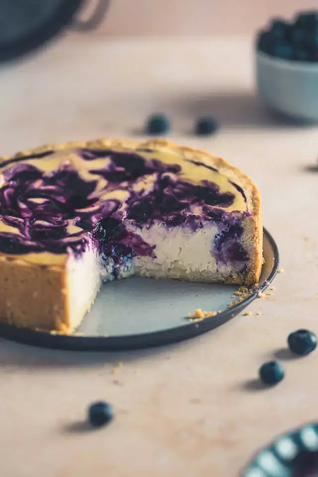 Zitroniger Skyr-Käsekuchen mit Blaubeeren zitroniger skyr kaesekuchen mit blaubeeren linalsbackhimmel 14