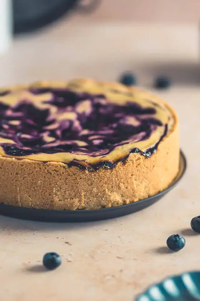 Zitroniger Skyr-Käsekuchen mit Blaubeeren zitroniger skyr kaesekuchen mit blaubeeren linalsbackhimmel 6