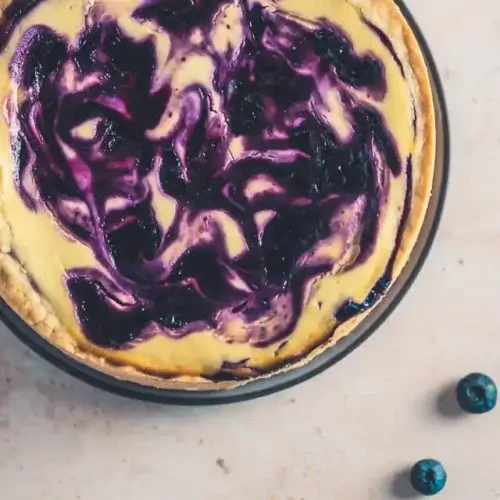Zitroniger Skyr-Käsekuchen mit Blaubeeren Zitroniger Skyr-Käsekuchen mit Blaubeeren
