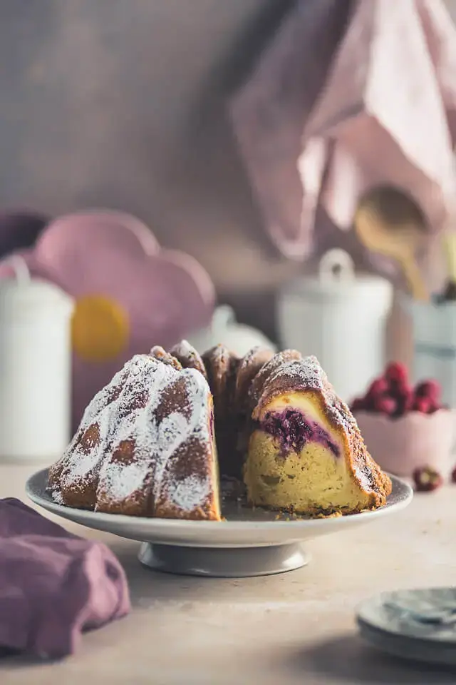 Vanille-Gugelhupf mit Himbeer-Frischkäse-Kern vanille gugelhupf himbeer frischkaese linalsbackhimmel 17