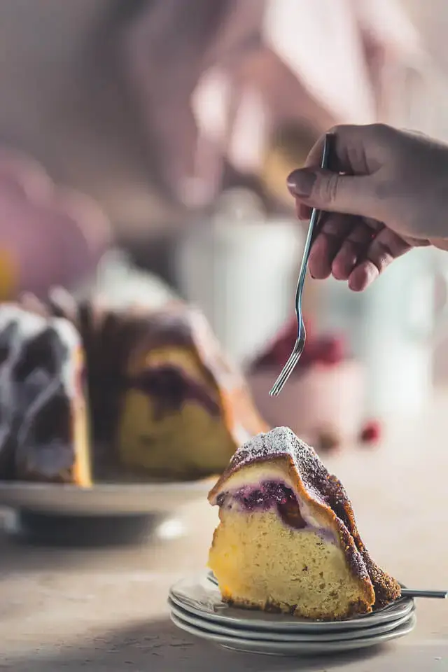 Vanille-Gugelhupf mit Himbeer-Frischkäse-Kern vanille gugelhupf himbeer frischkaese linalsbackhimmel 24