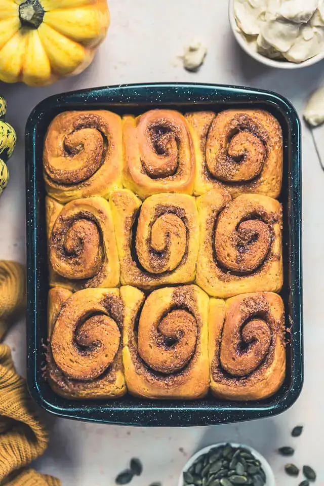 Kürbis-Zimtschnecken – super soft & fluffig kuerbis zimtschnecken linalsbackhimmel 1