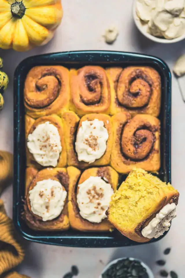 Kürbis-Zimtschnecken – super soft & fluffig kuerbis zimtschnecken linalsbackhimmel 11
